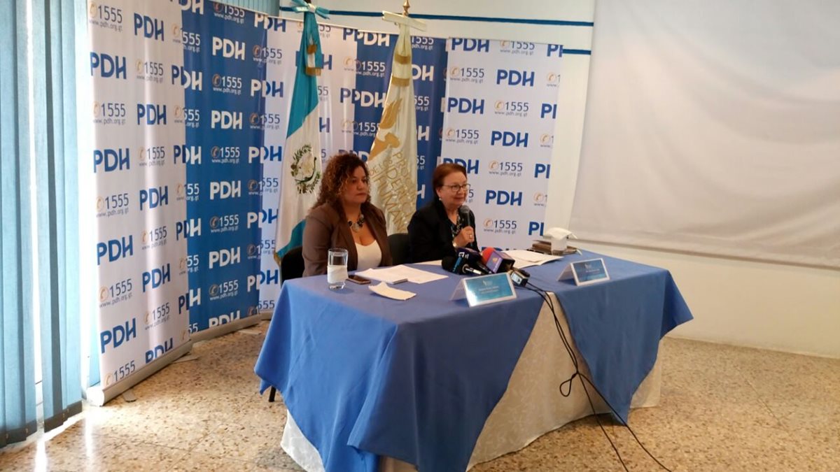 Zulma Calderón, supervisora de Hospitales, e Hilda Morales, procuradora adjunta 2, en conferencia de prensa. (Foto Prensa Libre: PDH)
