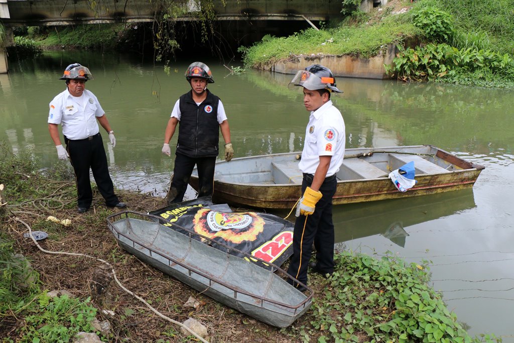 Bomberos rodean el cadáver de Norman Alejandro Ichich, quien fue localizado en el río Cahabón, en Cobán. (Foto Prensa Libre: Eduardo Sam).