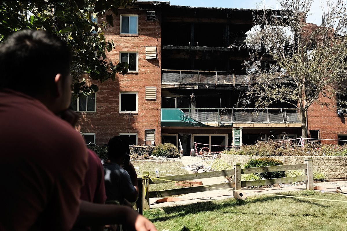 Varias familias de guatemaltecos en Silver Spring, Maryland, perdieron sus pertenencias y ahorros por el incendio del edificio. (Foto Prensa Libre; AFP)