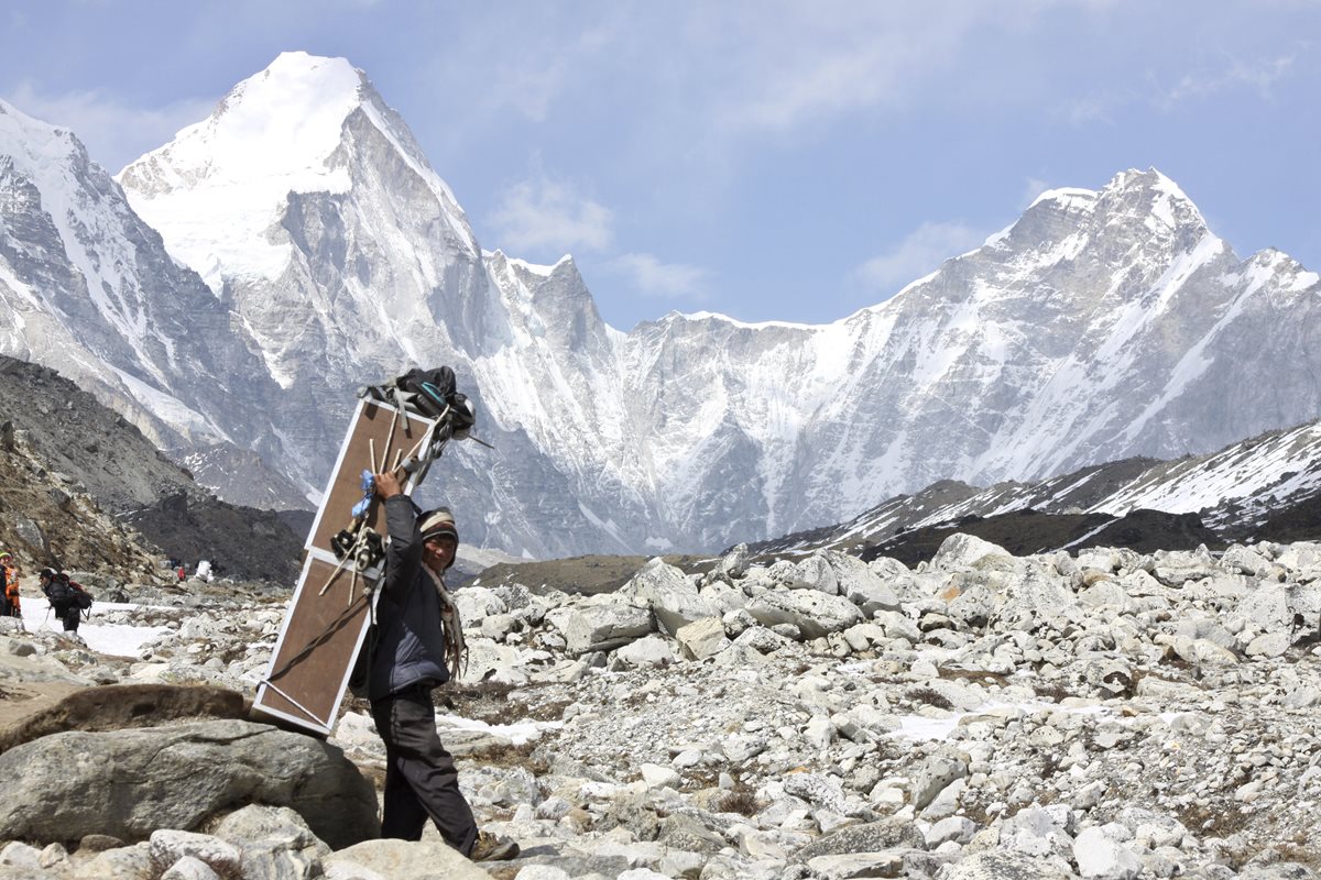El Monte Everest es visitado por montañistas de todo el mundo pero no todos tienen la suerte de llegar hasta la cúspide. (Foto Prensa Libre: AP)