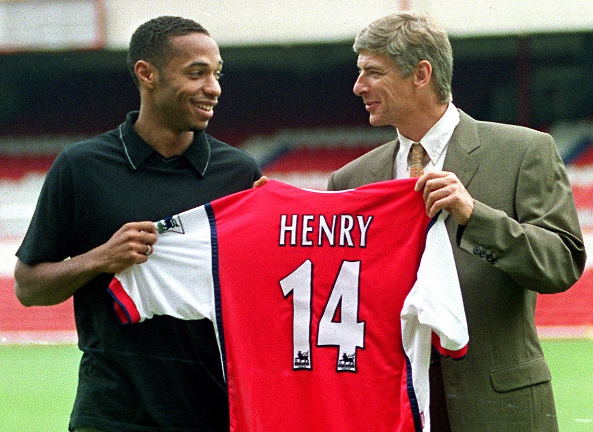 Uno de los fichajes más importantes del Arsenal, Thierry Henry junto a Arsene Wenger. (Foto Prensa Libre: AFP)