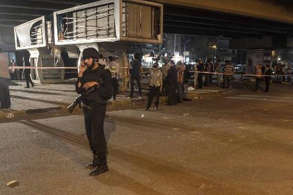 Un policía egipcio monta guardia en el lugar de un atentado perpetrado en abril último, en El Cairo. (Foto Prensa Libre:AFP)