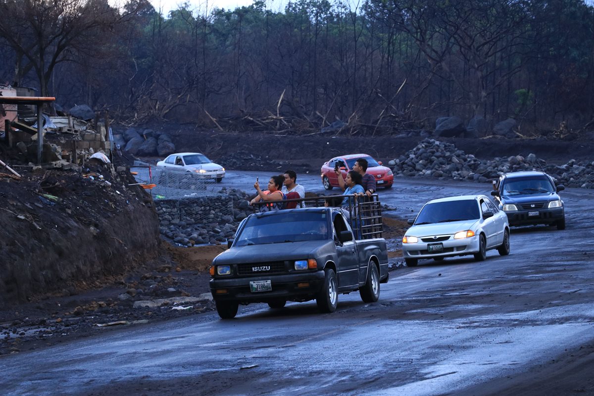 Quienes pasan por la zona cero se quedan admirados de cómo quedó el lugar luego de la erupción del 3 de junio pasado. (Foto Prensa Libre: Enrique Paredes)