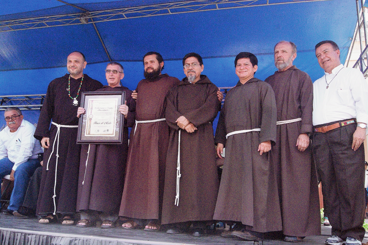 Frailes Capuchinos  reciben galardón otorgado por la Municipalidad de Chiquimula. (Foto Prensa Libre: Edwin Paxtor)