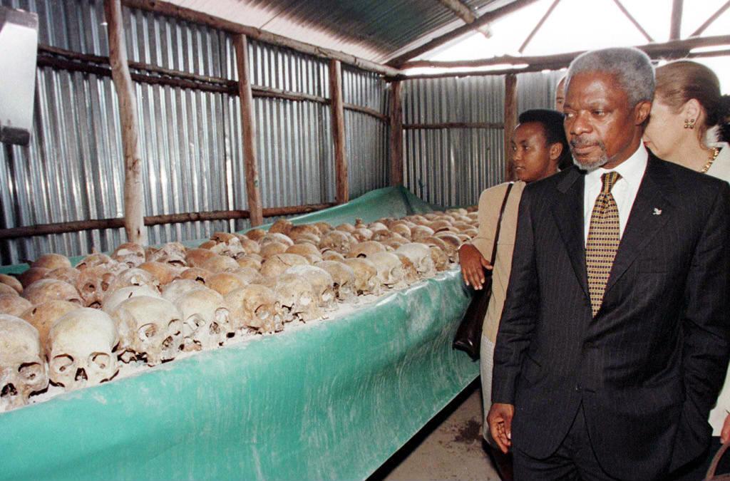 Kofi Annan camina el 8 de mayo de 1998, por el Monumento Mulire dedicado a las víctimas del genocidio.