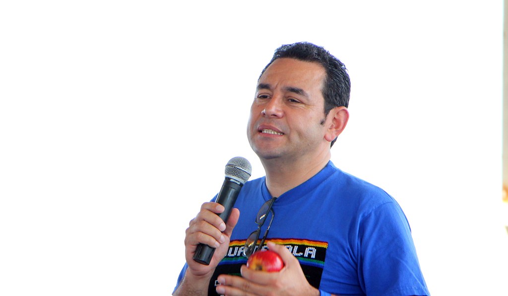 Jimmy Morales, presidente electo de Guatemala, se dirige a un grupo de pobladores de Champerico, Retalhuleu. (Foto Prensa Libre: Rolando Miranda)