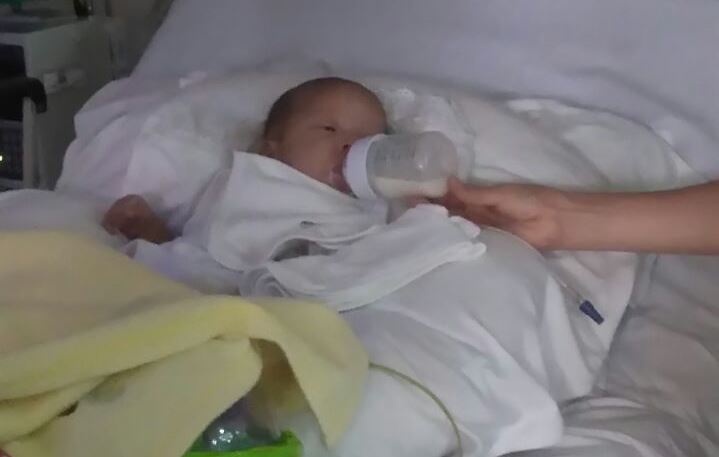 Irvin Estrada, de dos meses de edad, salió este jueves del intensivo. (Foto Prensa Libre: Cortesía)