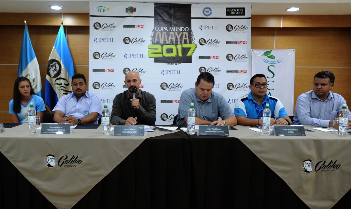 Organizadores de la Copa Mundo Maya, captados este martes durante el anuncio oficial del referido torneo. (Foto Prensa Libre: Francisco Sánchez).