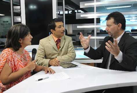 el maestro Marvin López, de la Orquesta Sinfónica Nacional, conversa con los editores  Patricia Orellana y Gustavo Montenegro.