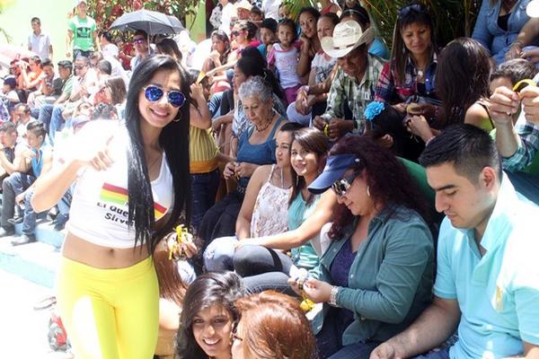 Un grupo de edecanes contratadas para entregar propaganda del partido  Compromiso Renovación y Orden, CREO, se dio a la tarea de hacer entrega  de material de propaganda de dicha organización política en un evento  social realizado en el balneario Agua Tibia del municipio de Monjas?