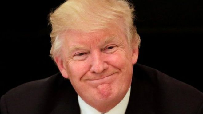 El presidente Donald Trump tenía una portadas falsa de la revista Time colgada en al menos cuatro de sus clubes de golf. REUTERS