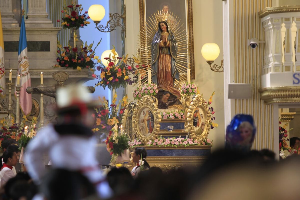 Familias se presentan ante la Virgen de Guadalupe. (Foto Prensa Libre: Carlos Hernández Ovalle)