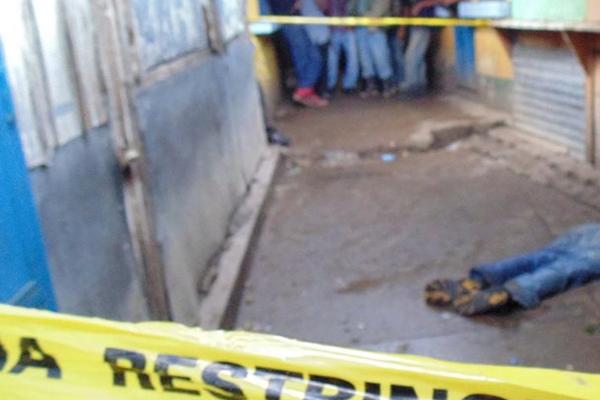 Agentes policiales de Jalapa resguardan la escena donde quedó el cadáver de Gilmar García, en el interior del mercado de Jalapa. (Foto Prensa Libre: Hugo Oliva)