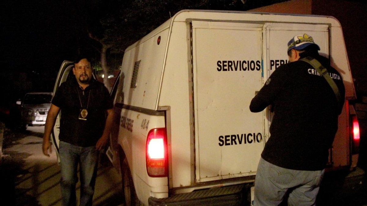 Policía de investigación mexicana llegando al lugar donde consiguieron los cinco cuerpos. (Foto Prensa Libre: AFP)