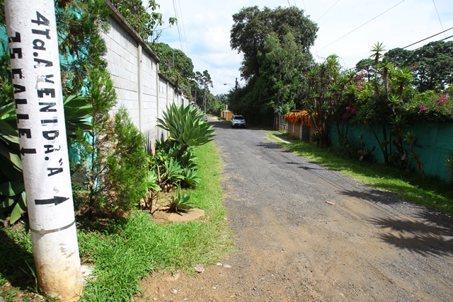 En la 15 calle "A" y 14 avenida "A", zona 1 de Mixco, la ruta luce en condiciones aceptables por el trabajo de vecinos y una empresa. (Foto Prensa Libre: Álvaro Interiano)