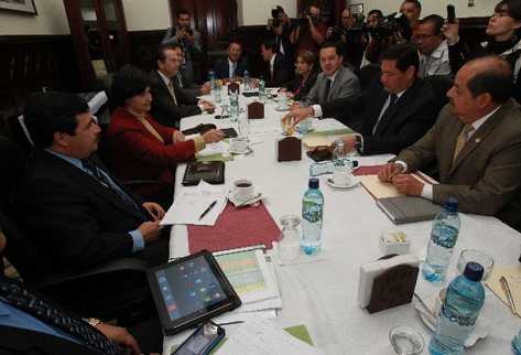 La Ministra María Castro -Izq.-, durante la reunión  a puerta cerrada con la junta directiva del Congreso y algunos diputados del Partido Patriota.