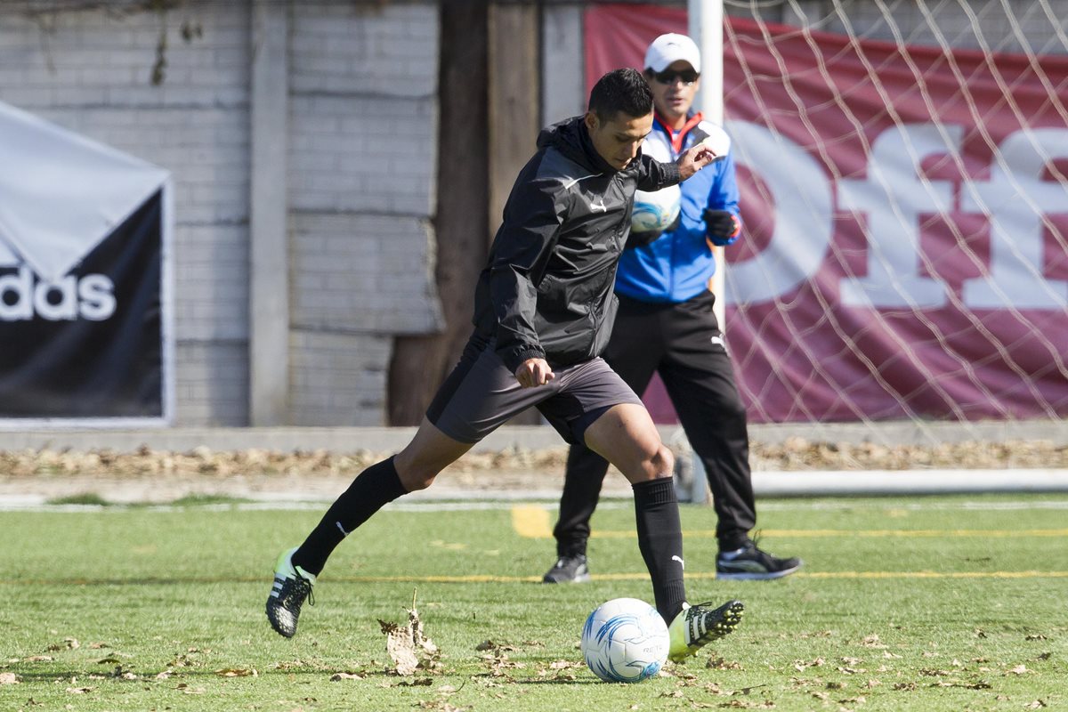 Jorge Aparicio, volante de los cremas realiza un entrenamiento este martes en la cancha sintética de Sporta. (Foto Prensa Libre: Norvin Mendoza).