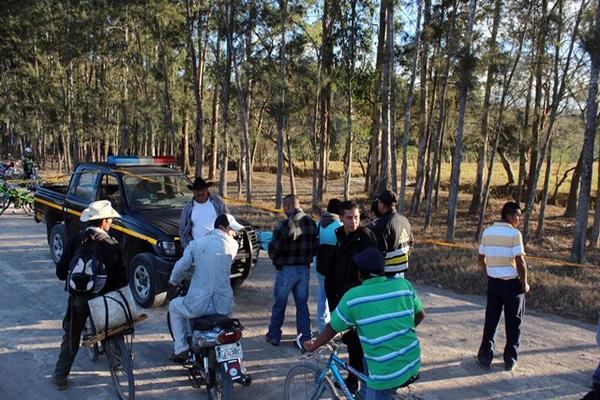 Cadáver de la persona muerta en la cabecera de Jalapa. (Foto Prensa Libre: Hugo Oliva)<br _mce_bogus="1"/>