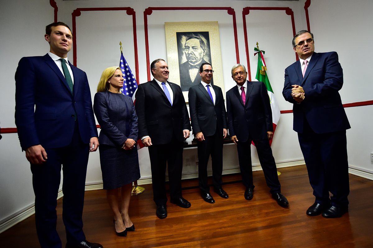 El Secretario de Estado de los Estados Unidos Mike Pompeo (c) y el Secretario de Seguridad Nacional de los EE. UU., Kirstjen Nielsen (d) llegan a la Ciudad de México. (AFP)