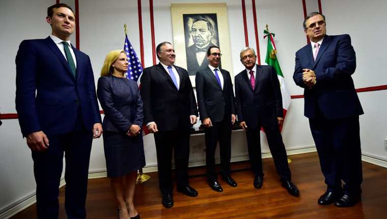 El Secretario de Estado de los Estados Unidos Mike Pompeo (c) y el Secretario de Seguridad Nacional de los EE. UU., Kirstjen Nielsen (d) llegan a la Ciudad de México. (AFP)