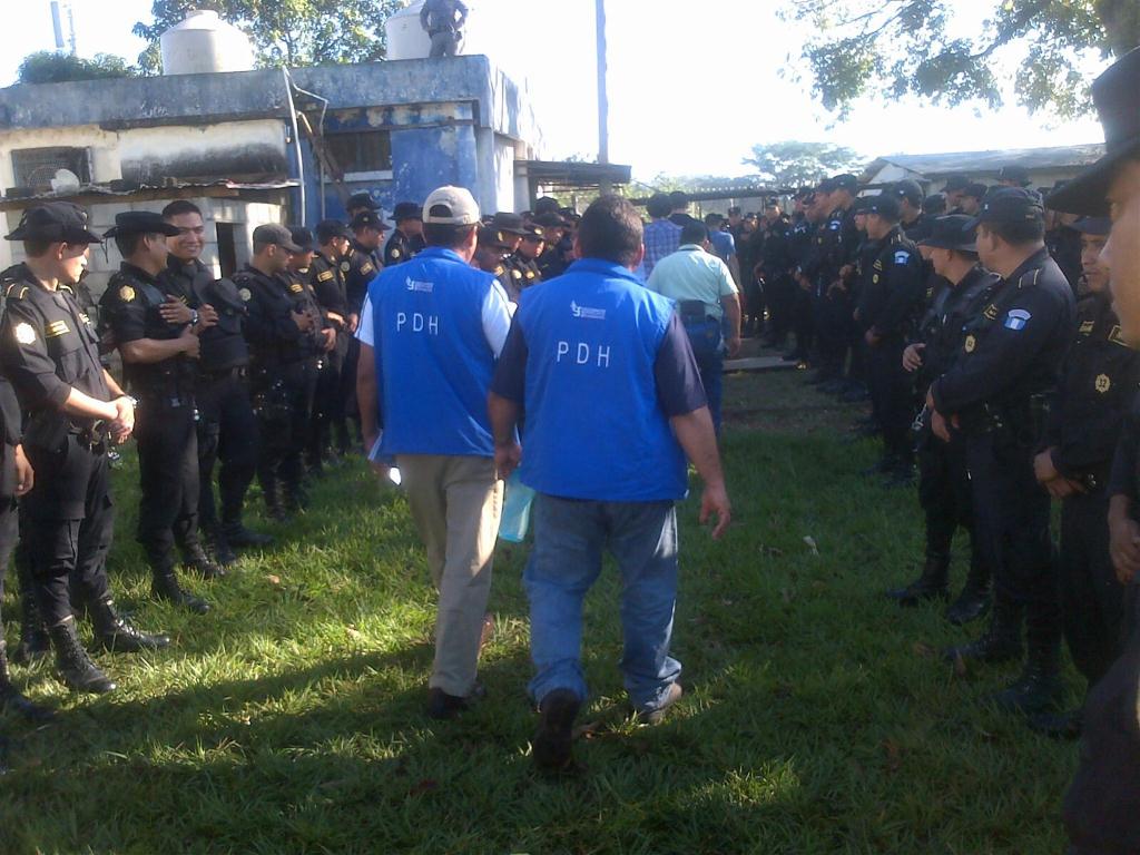 Autoridades ingresan a la cárcel El Infiernito, en la cabecera de Escuintla. (Foto Prensa Libre: Enrique Paredes).