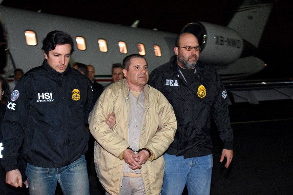 Efectivos de las fuerzas de seguridad estadounidenses escoltan a Joaquín el Chapo Guzmán.(AP).
