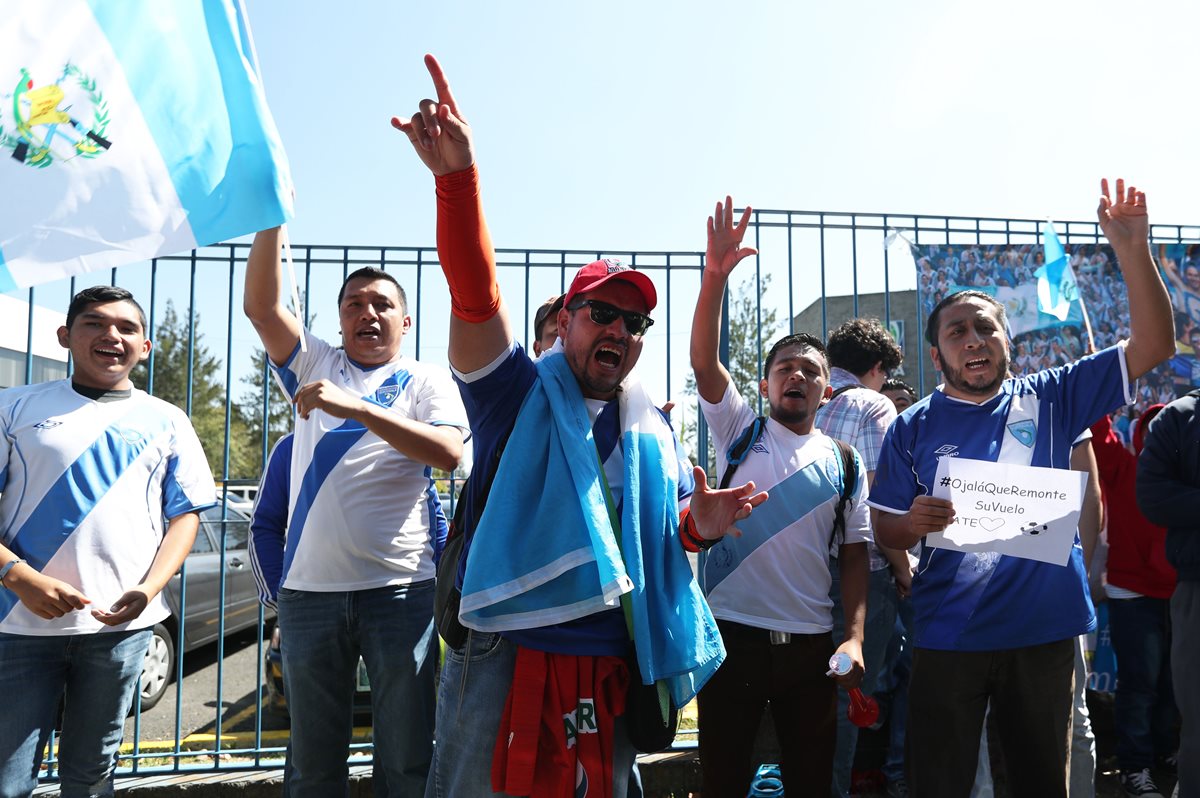 Un grupo de aficionados se mostraron inconformes por la suspensión de la Fedefut. (Foto Prensa Libre: Jorge Ovalle)