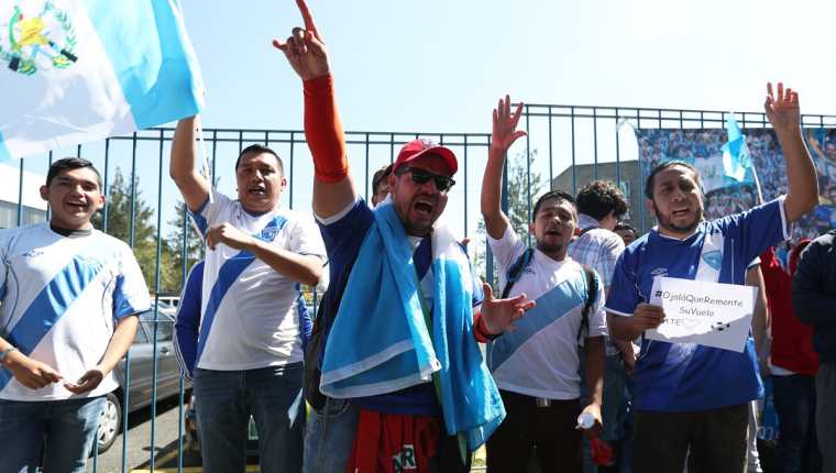 Un grupo de aficionados se mostraron inconformes por la suspensión de la Fedefut. (Foto Prensa Libre: Jorge Ovalle)
