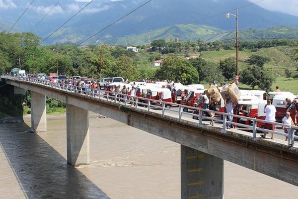 Se estacionaron en el puente sobre el río Motagua e impidieron el ingreso a la ciudad temporalmente. (Foto Prensa Libre: Julio Vargas)<br _mce_bogus="1"/>