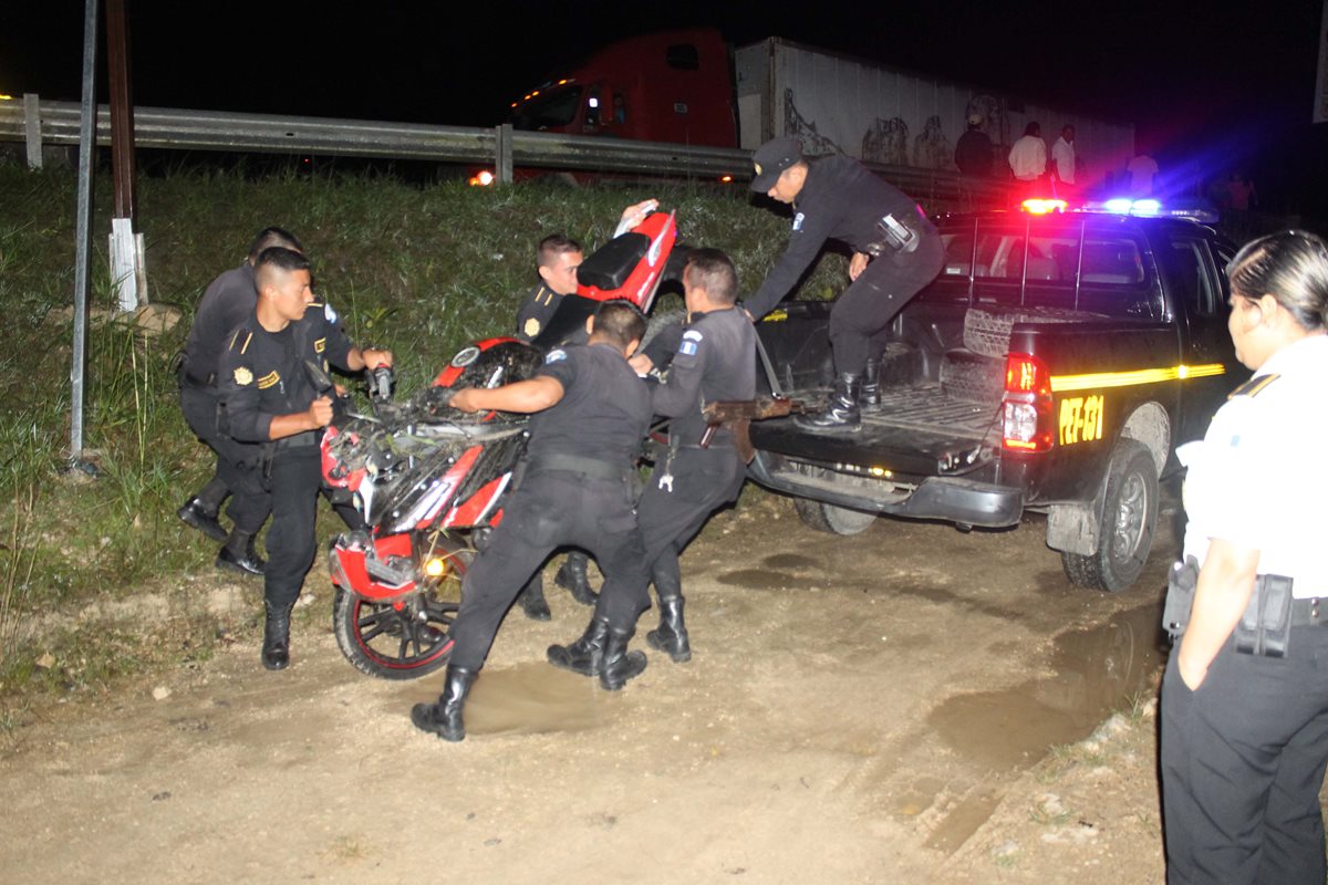 Agentes de la PNC recogen motocicleta con la que se accidentó José Alfredo Molina Monterroso, en Poptún, Petén. (Foto Prensa Libre: Walfredo Obando)