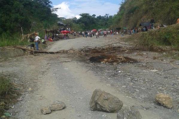Piedras y palos impiden que vehículos transiten en Turucú, Alta Verapaz. (Foto Prensa Libre: Twitter @@leonelcariasb)