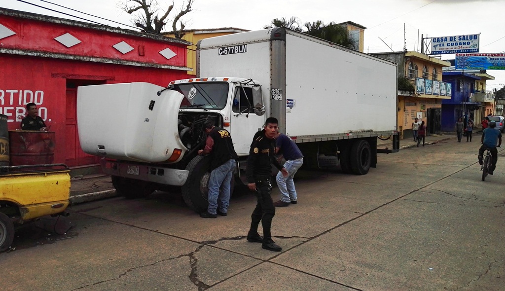 Investigadores inspeccionan camión con electrodomésticos que fue decomisado en Barberena, Santa Rosa. (Foto Prensa Libre)