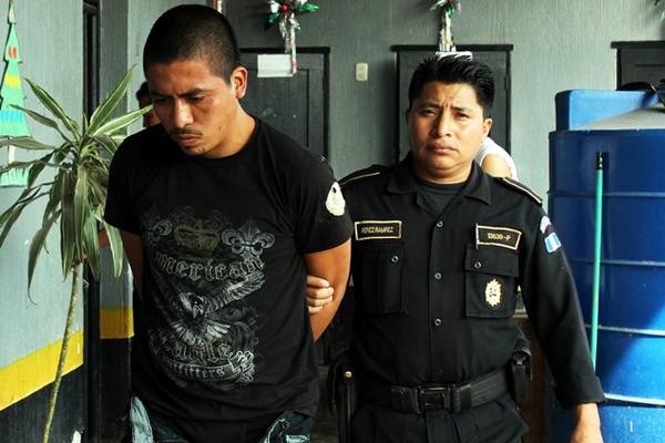 Héctor Javier De León Cifuentes, de 22 años, alias<em> El Chamaco, </em>es llevado a la cárcel, en Retalhuleu. (Foto Prensa Libre: Rolando Miranda)<em></em>