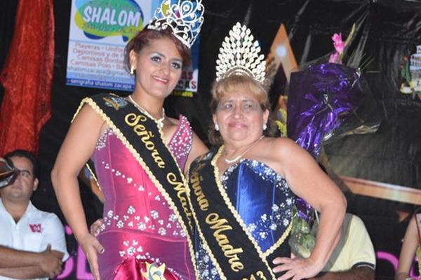 Jessica Mendoza (izq), ganadora del certamen, junto a Zoila Ruano, Señora Madre saliente. (Foto Prensa Libre: Víctor Gómez)