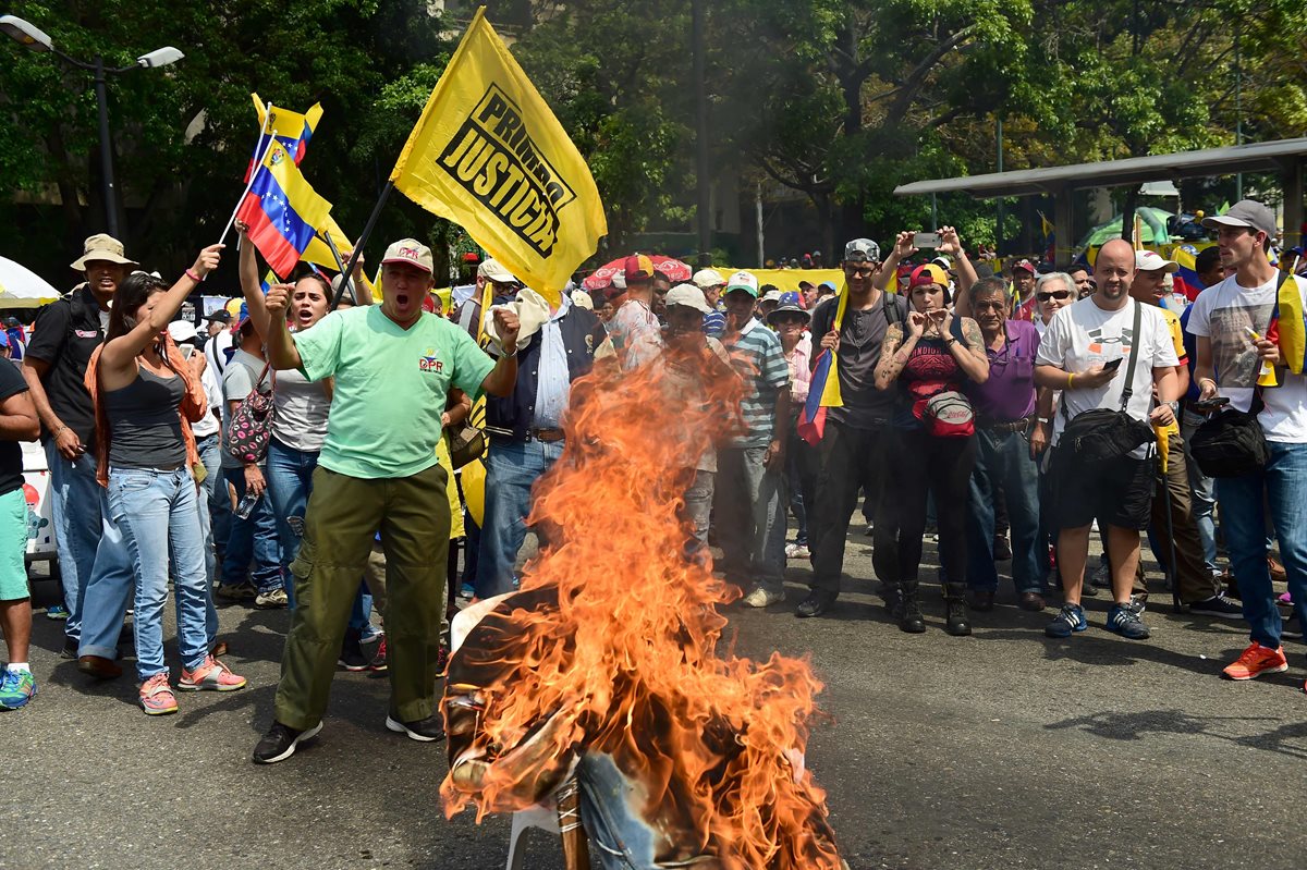 Comienzo de las protestas de opositores en una localidad de Caracas. (Foto Prensa Libre: AFP)