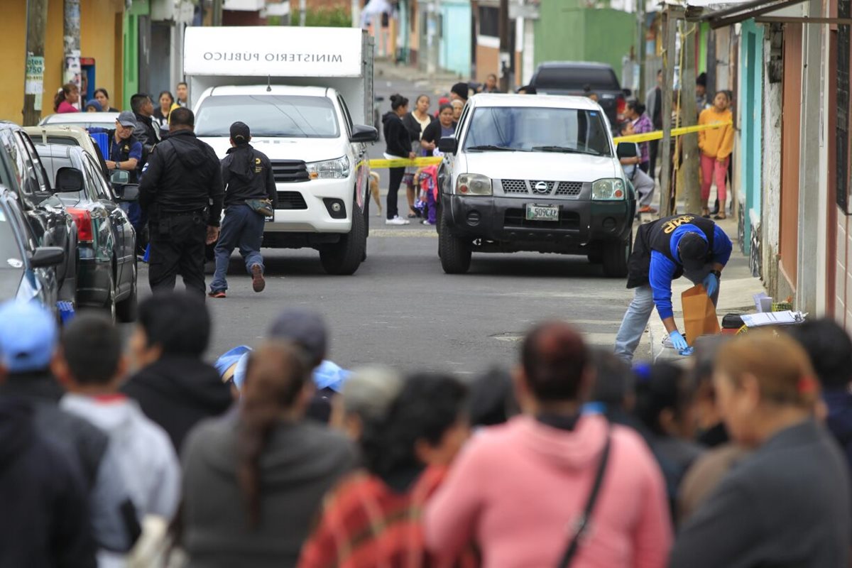 Un hombre murió y otro resultó herido en un ataque armado en la zona 16. (Foto Prensa Libre: Carlos Hernández)