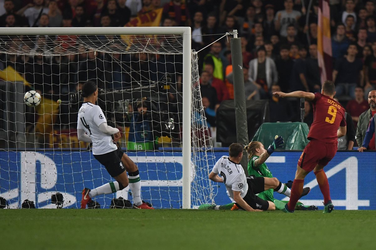 Edin Dzeko marca de derecha el segundo gol de la Roma.