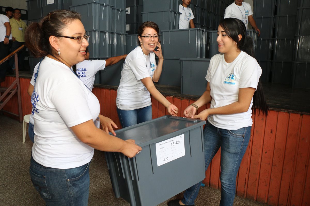 Jóvenes voluntarias trasladan cajas con papeletas electorales en Cobán, Alta Verapaz. (Foto Prensa Libre: Eduardo Sam Chun)