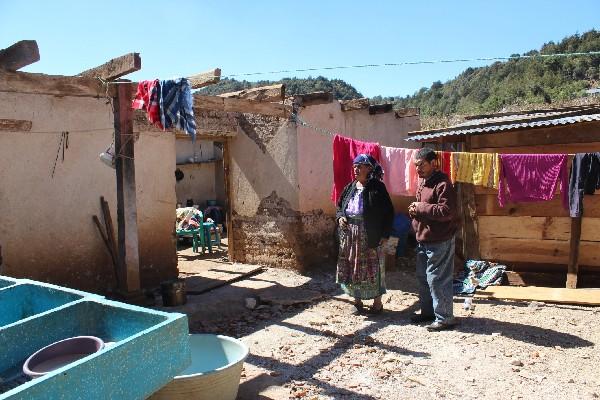Una pareja del caserío La Fuente, San Carlos Sija, observa lo que quedó de su vivienda, tras el terremoto del  7 de noviembre último.