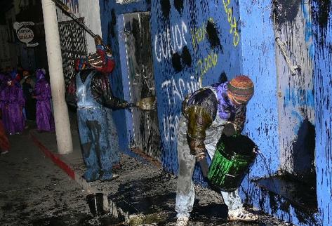 En Xela, encapuchados pintan locales con aceite.