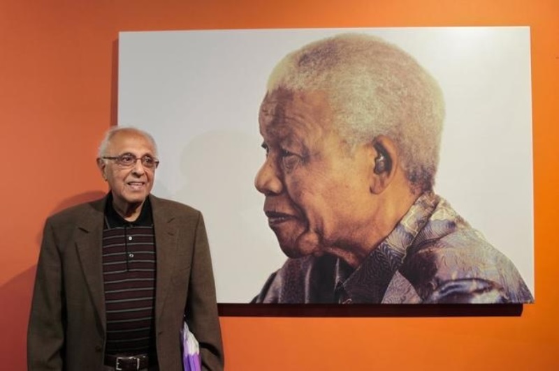 Ahmed Kathrada, junto a una imagen de Nelson Mandela. (Foto Prensa Libre: EFE).