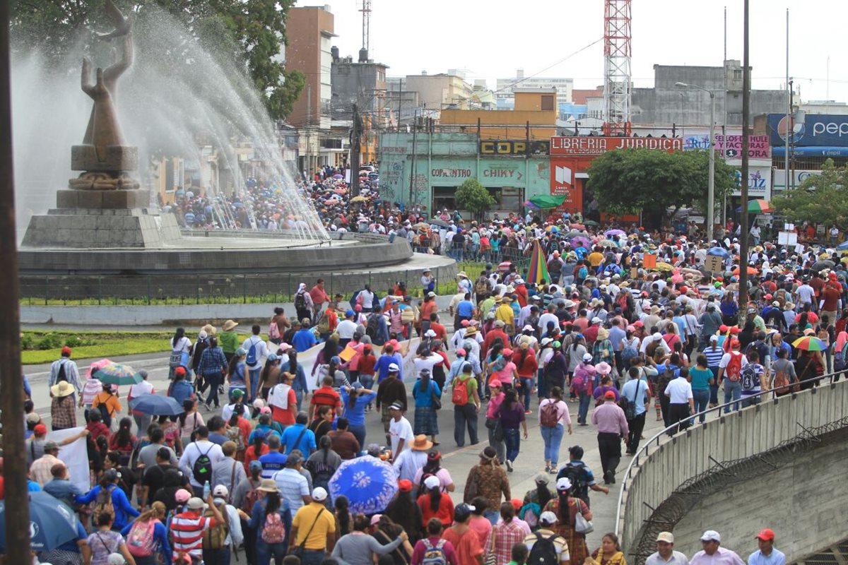Maestros ingresan a la 7a. avenida de la zona 1, en una manifestación contra el gobierno de Jimmy Morales. (Foto Prensa Libre: Esbin García)