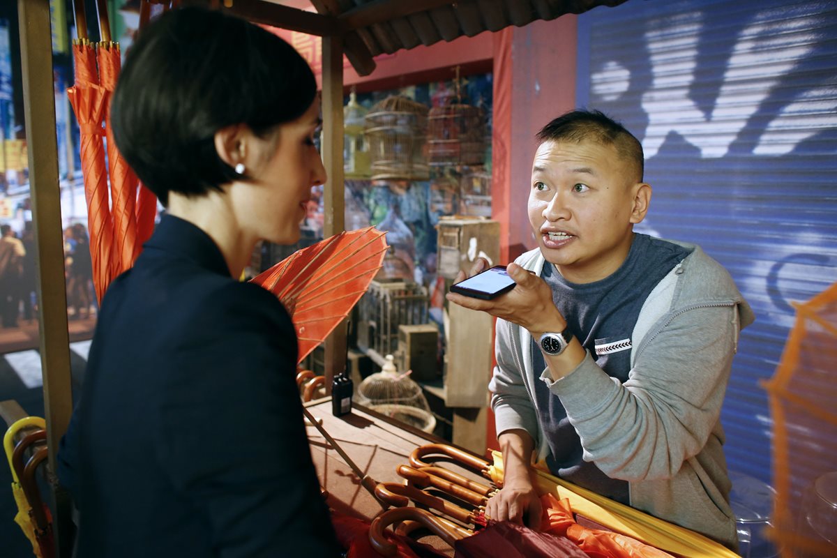 Un hombre usa una aplicación de traducción vocal de Google en su teléfono inteligente durante un evento de promoción de Google en la Ciudad de la Moda y Diseño (Cité de la mode et du design) en París. (Foto Prensa Libre: AFP)