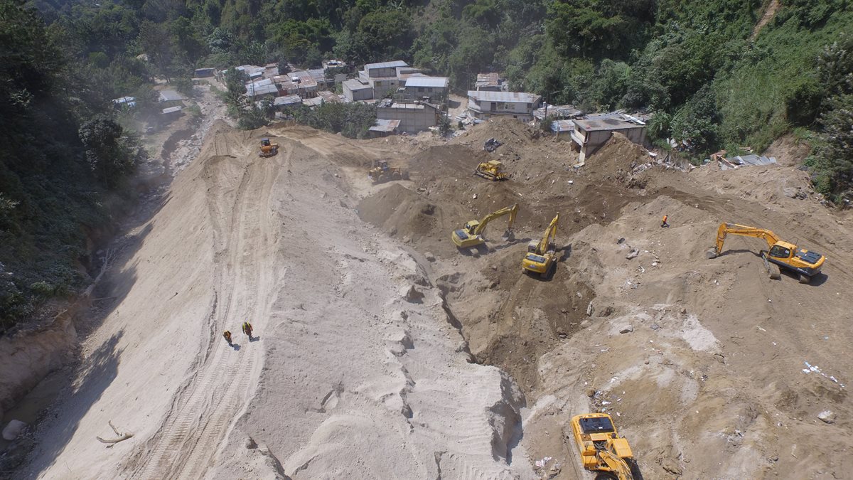 Las labores de búsqueda y rescate en el Cambray 2, Santa Catarina Pinula, siguen anunció hoy la Coordinadora Nacional para la Reducción de Desastres. (Foto Prensa Libre: C. Álvarez)