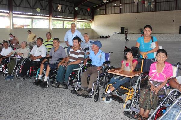Parte del grupo de discapacitados que fueron beneficiados por la misión evangélica. (Foto Prensa Libre: Felipe Guzmán) <br _mce_bogus="1"/>