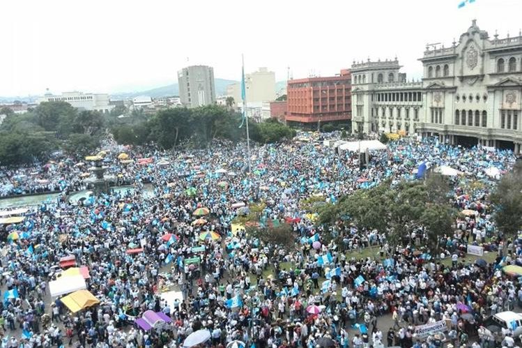Las manifestaciones masivas del año pasado pedían el fin de la corrupción. (Foto Prensa Libre: Hemeroteca PL)