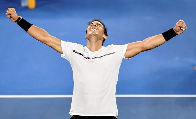 El tenista español Rafael Nadal celebra su victoria en la semifinal del Abierto de Australia. (Foto Prensa Libre: EFE)