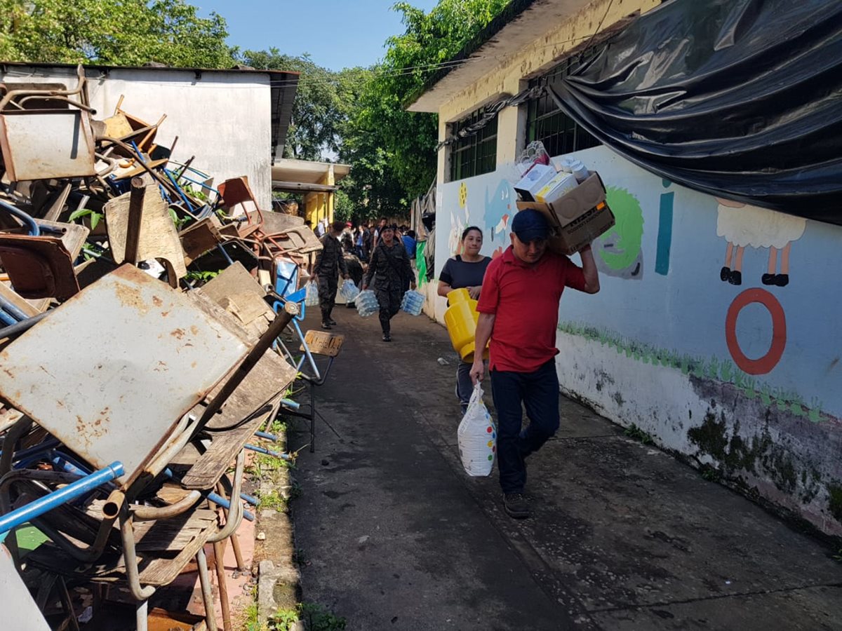 Familias que estaban albergadas en escuelas y centros comunitarios de Escuintla comienzan a ser trasladadas a los atus. (Foto Prensa Libre: Conred)