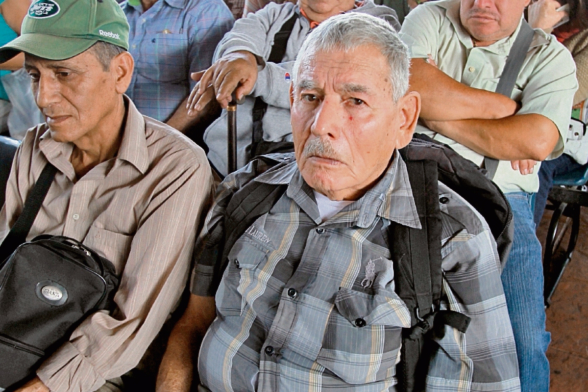 El bono para  pensionados y jubilados del Estado podría ascender a Q1 mil 300. (Foto Prensa Libre: Hemeroteca PL) 