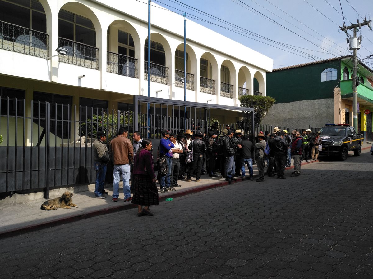 En las afueras del Juzgado de Sololá, un grupo de pobladores pidió la libertad del líder comunitario Nicolas Pich Pichiyá. (Foto Prensa Libre: Ángel Julajuj)